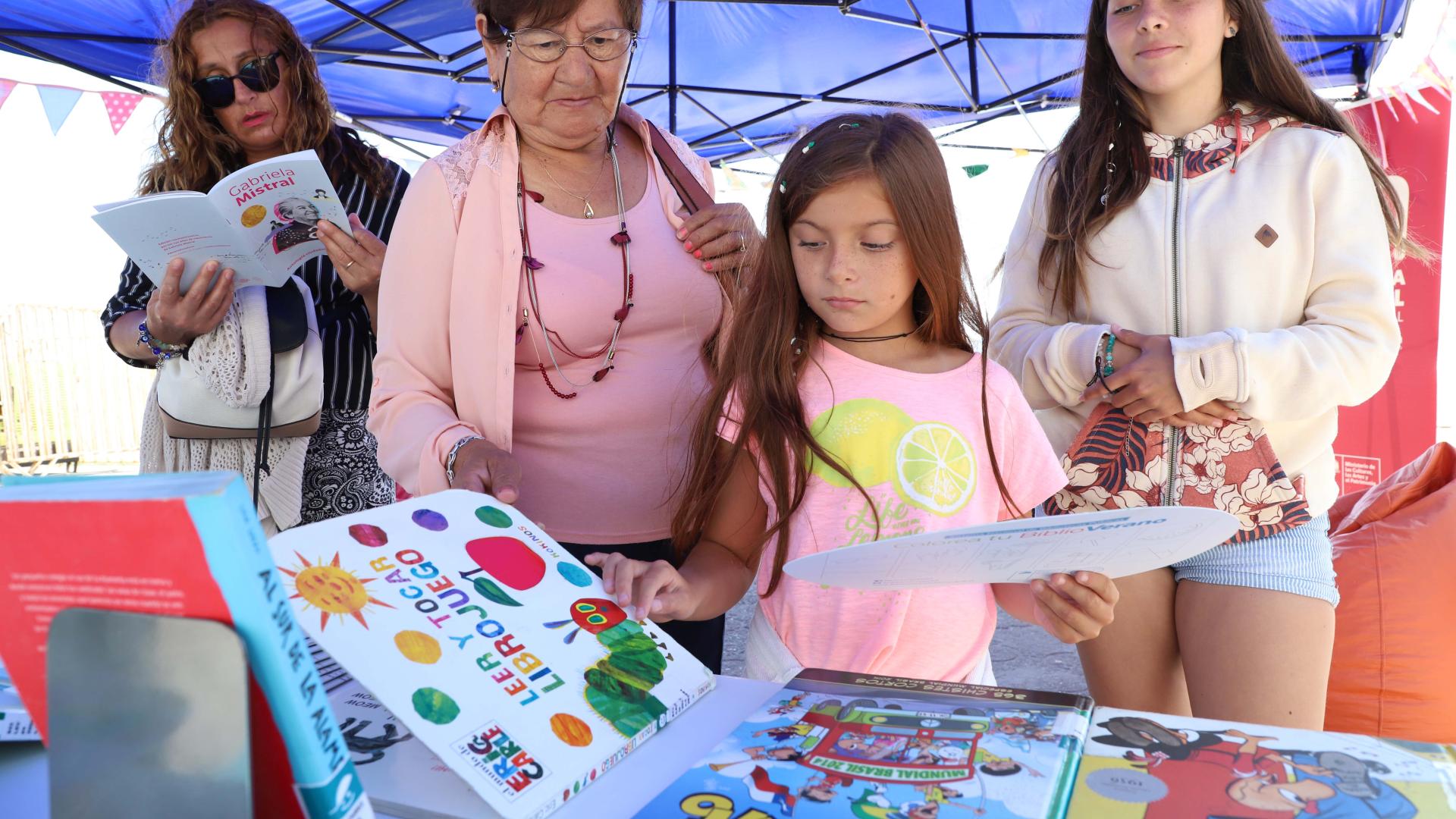 Cada una de las actividades en Biblioplaya y Biblioplaza son gratuitas y abiertas a todo público. 