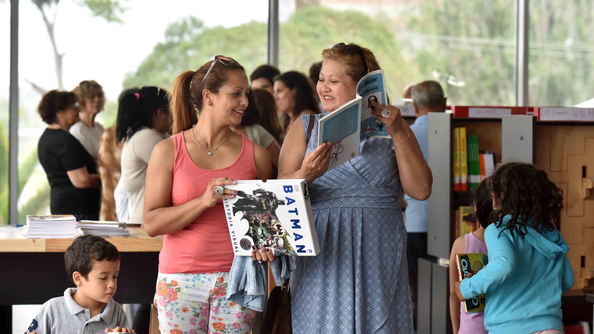 Familias del sector recorrieron los espacios de la biblioteca y propusieron ideas para sus usos. 