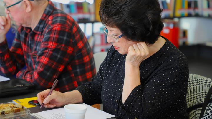Las jornadas de escritura para adultos mayores fueron impartidas por la filóloga y escritora regional Ashle Ozuljevic.