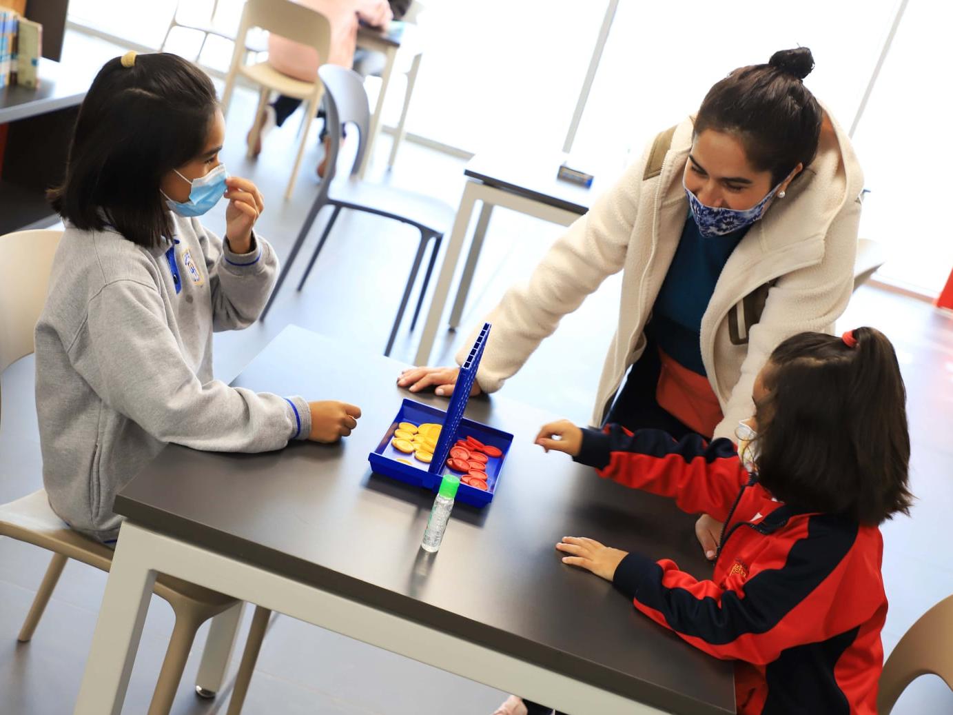 Sigue disfrutando con juegos de mesa en la biblioteca. 