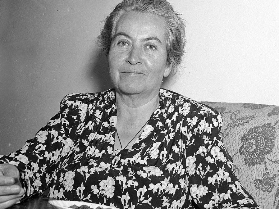 Conoce más sobre nuestra Premio Nobel junto a escritores locales.