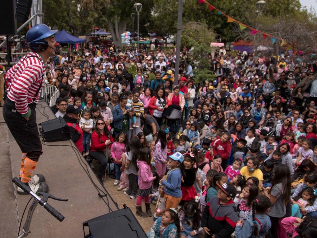 Súmate a una imperdible y divertida tarde de cuentos y juegos circenses junto al reconocido clown Jurelito, en el marco de las actividades para celebrar los 5 años de la Biblioteca Regional Gabriela Mistral. 