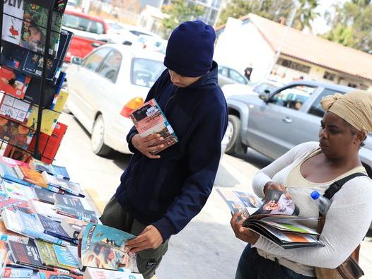 La Biblioteca Regional se traslada a la Plaza El Tofo de Las Compañías con sus libros, cuentos y sorpresas para una jornada única y diferente. 