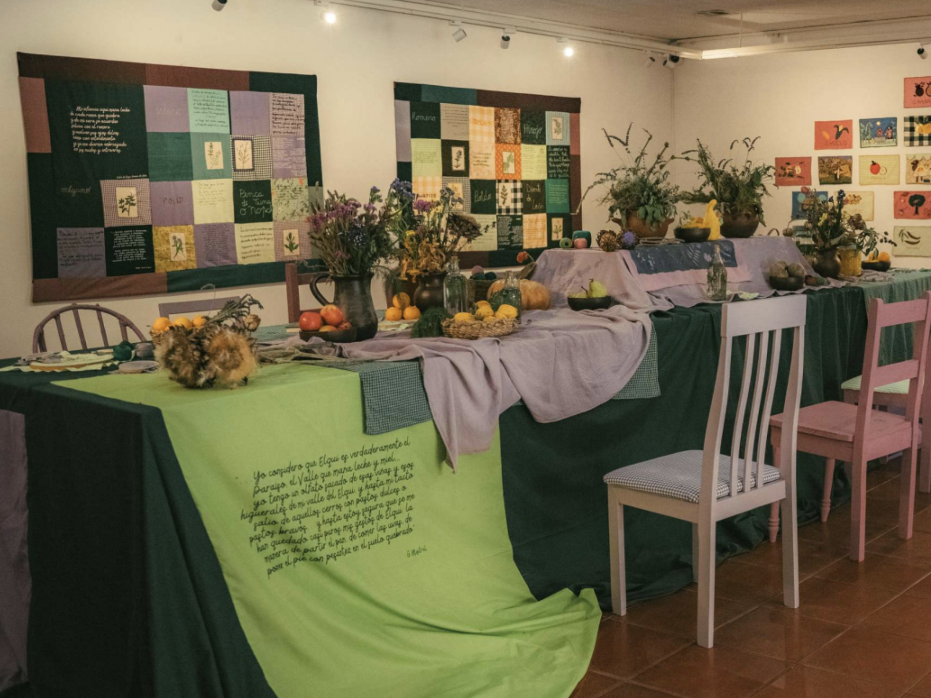 Súmate y visita esta muestra que reúne creaciones textil en torno a la poesía territorial de Gabriela Mistral.