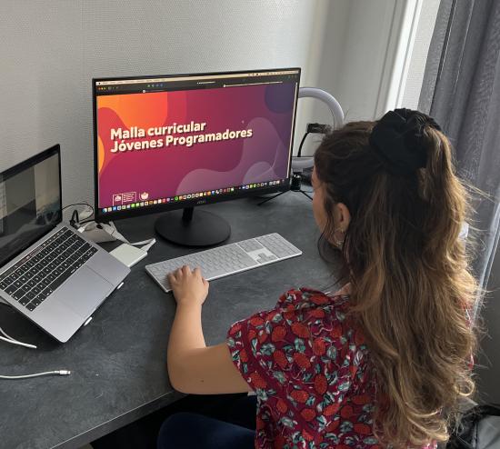 Joven mirando la malla curricular de Jóvenes programadores