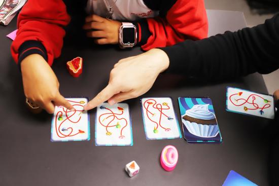 Múltiples juegos de mesa podrás encontrar en la Ludoteca de la Biblioteca Regional Gabriela Mistral. 
