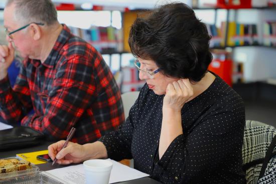 Las jornadas de escritura para adultos mayores fueron impartidas por la filóloga y escritora regional Ashle Ozuljevic.