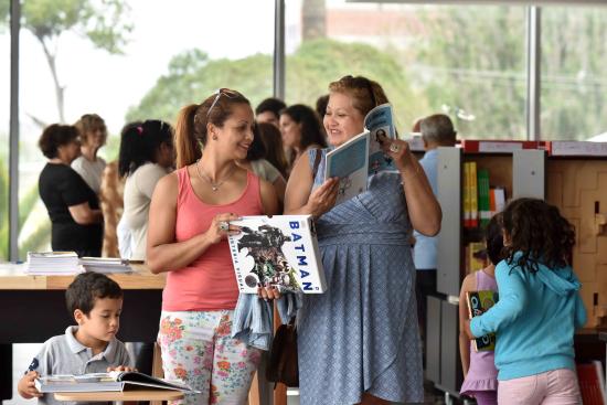 Familias del sector recorrieron los espacios de la biblioteca y propusieron ideas para sus usos. 