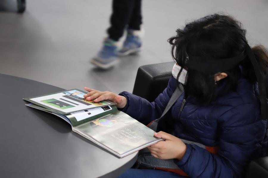 Leyendo en espacio infantil