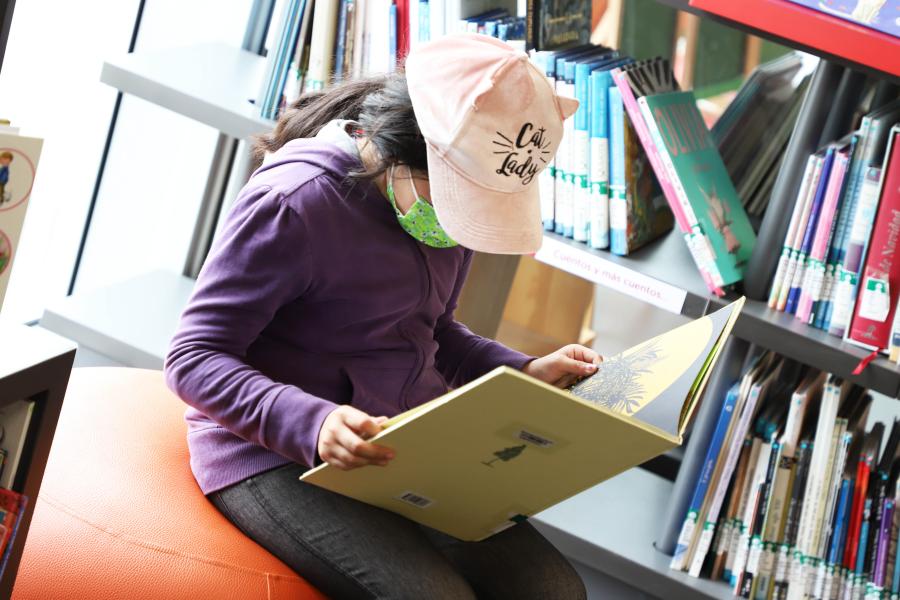 Leyendo en espacio infantil