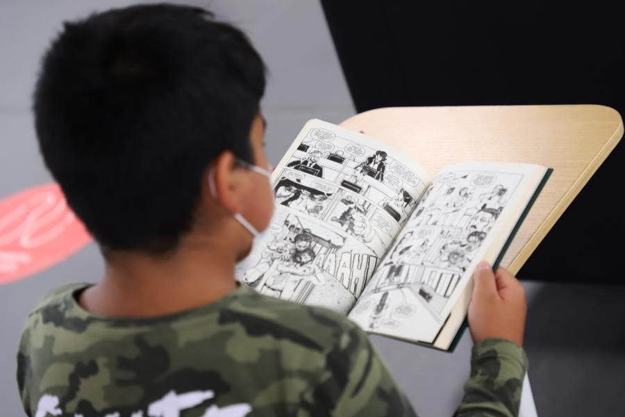 Leyendo en espacio infantil